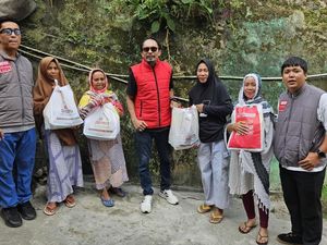 Bahtra Gerindra Bagikan Paket Sembako di Kendari, Warga Berterima Kasih