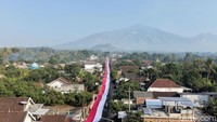 Gotong Royong Warga Malang Bentangkan Merah Putih 600 Meter