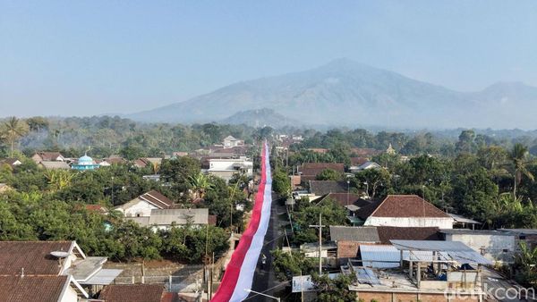 Gotong Royong Warga Malang Bentangkan Merah Putih 600 Meter