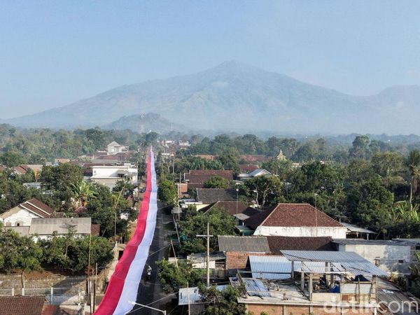 Gotong Royong Warga Malang Bentangkan Merah Putih 600 Meter