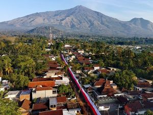 Kisah Warga Malang Patungan demi Bentangkan Merah Putih 600 Meter