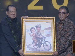 CT Beri Cendera Mata Bingkai Foto Hoegeng dan Eyang Meri ke Keluarga