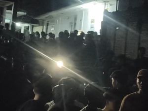Warga Gerebek Sebuah Rumah Kos di Padangsidimpuan, 23 Wanita-16 Pria Diamankan