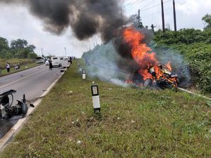 Innova Terbakar Usai Tabrakan dengan Nmax di Bungo, Dua Orang Tewas