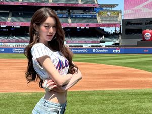 Jang Wonyoung IVE Jadi Pelempar Bisbol di AS, Pinggang Semut Bikin Iri