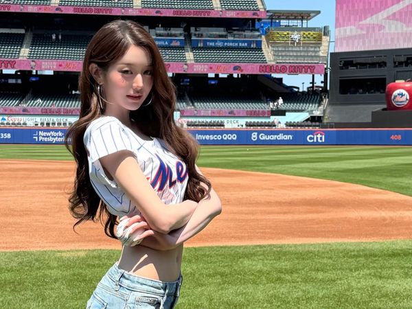 Jang Wonyoung IVE Jadi Pelempar Bisbol di AS, Pinggang Semut Bikin Iri