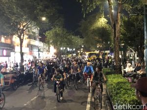 Potret Malioboro Dipadati Pesepeda di JLFR Malam Ini