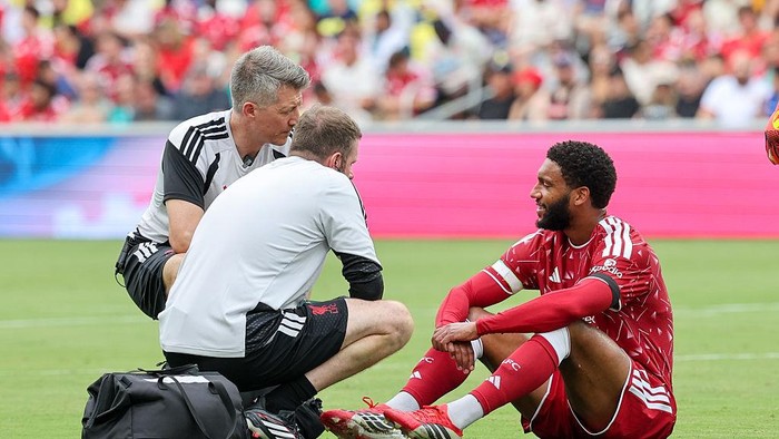 Joe Gomez absen beberapa pekan karena cedera paha.