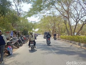 Jokowi Mulai Safari Politik di NTT, Bagikan Kaus di Sepanjang Jalan