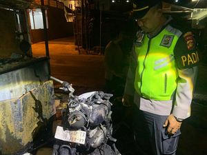 Bakar Sampah di Samping Pertamini, Motor Pemilik Warung di Denpasar Hangus