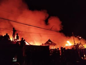 Rumah Terbakar di Makassar Bertambah Jadi 56 Unit, 235 Jiwa Terdampak-1 Luka