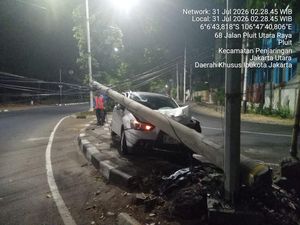 Mobil Tabrak Tiang Listrik hingga Roboh di Pluit Jakut