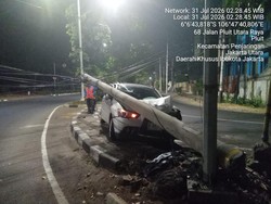 Mobil Tabrak Tiang Listrik hingga Roboh di Pluit Jakut