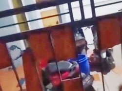 Saat Kontrakan Polisi Diserbu Kelompok Bersenjata Tajam di Karawang