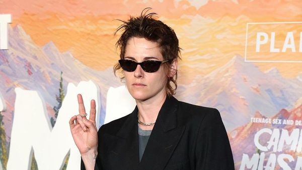Penampilan Terbaru Kristen Stewart, Pakai Celana Super Pendek di Red Carpet