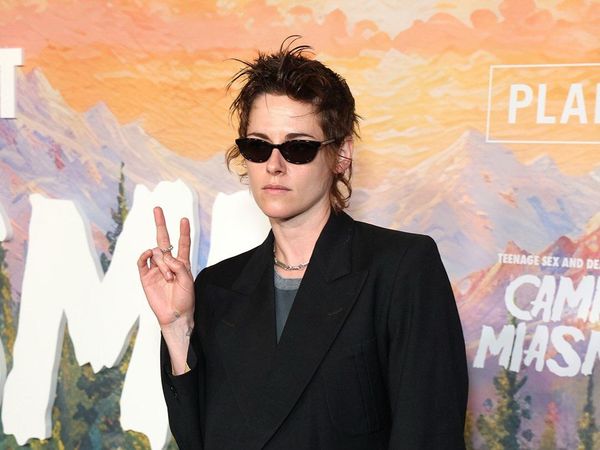 Penampilan Terbaru Kristen Stewart, Pakai Celana Super Pendek di Red Carpet