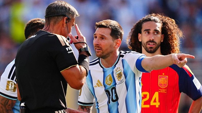 EAST RUTHERFORD, NEW JERSEY - JULY 19: Lionel Messi (10) of Argentina argues with the referee Slavko Vincic after Enzo Fernandez was shown red card during the FIFA World Cup 2026 Final match between Spain and Argentina at New York New Jersey Stadium 