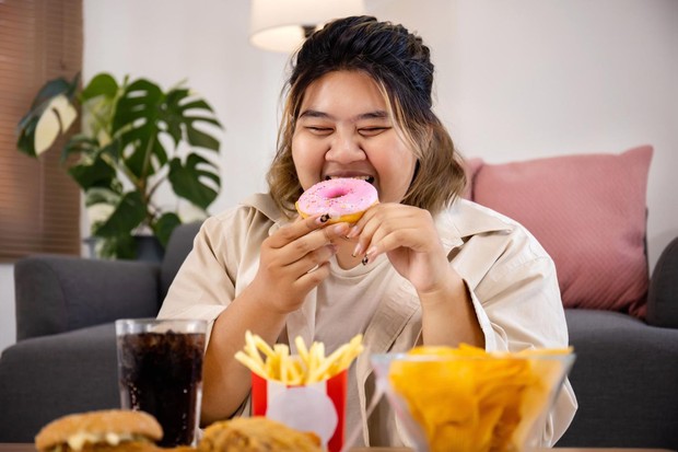 Makanan penyebab kulit kusam sering kali mengandung gula dalam jumlah tinggi, seperti permen, kudapan manis, dan minuman bersoda/Foto: Magnific/studioredcup Makanan penyebab kulit kusam sering kali mengandung gula dalam jumlah tinggi, seperti permen, kudapan manis, dan minuman bersoda. Konsumsi berlebihan dapat memicu lonjakan insulin yang berkaitan dengan peradangan dan munculnya jerawat. Asupan gula juga dapat mengganggu kolagen serta merusak elastin sehingga kulit tampak kurang sehat dan kehilangan kecerahannya.