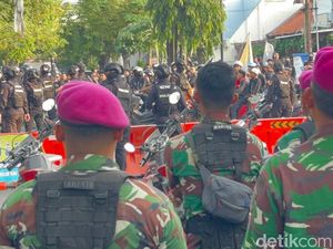 Tegang! Massa PSHT Mulai Lempar Batu dan Kayu Paksa Masuk Markas DC