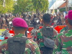 Tegang! Massa PSHT Mulai Lempar Batu dan Kayu Paksa Masuk Markas DC