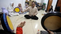 Menjaga Tradisi, Warga Tanah Abang Belajar Seni Musik Bernuansa Islam