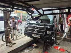 Mobil Boks Tabrak Tiga Ruko dan Tujuh Motor di Cangkuang Bandung