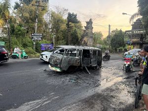 Mobil VW Combi Bule Australia Terbakar di Jimbaran gegara Korsleting