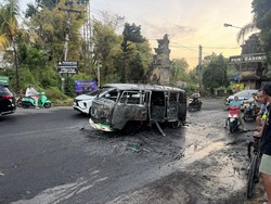 Mobil VW Combi Bule Australia Terbakar di Jimbaran gegara Korsleting