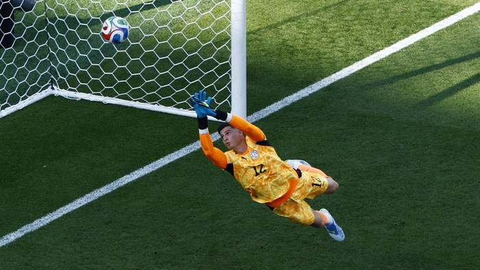 Soccer Football - FIFA World Cup 2026 - Round of 16 - Paraguay v France - Philadelphia Stadium, Philadelphia, Pennsylvania, U.S. - July 4, 2026 Paraguays Orlando Gill in action as Frances Ousmane Dembele shoots at goal REUTERS/Jeenah Moon