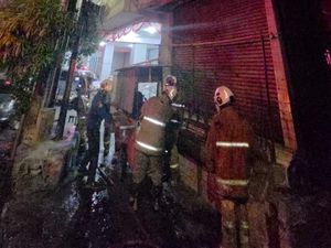 Toko Bir di Jalan MT Haryono Semarang Terbakar