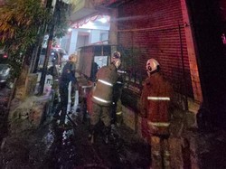 Toko Bir di Jalan MT Haryono Semarang Terbakar