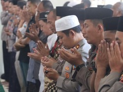 Polisi Gelar Salat Gaib untuk 10 Korban Tewas Kecelakaan di Pasuruan