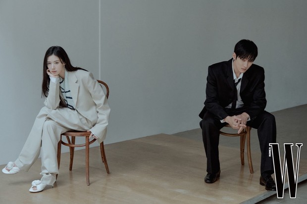Potret Ahn Bo Hyun dan Jung Eun Chae dalam pemotretan bersama W Korea.