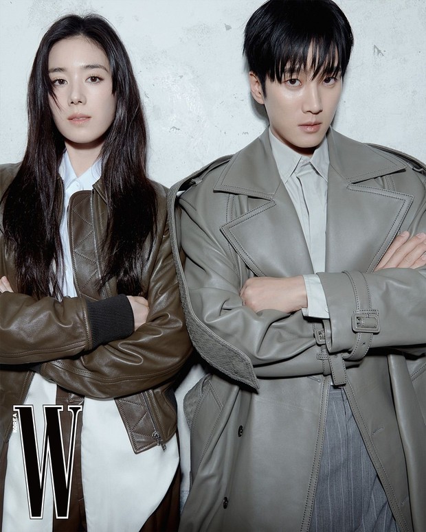 Ahn Bo Hyun dan Jung Eun Chae pancarkan pesona serasi dalam pemotretan bersama W Korea.