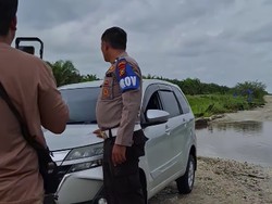 Video: Bocah SD Meninggal Seusai Mobil Terjebak Banjir di Rokan Hulu