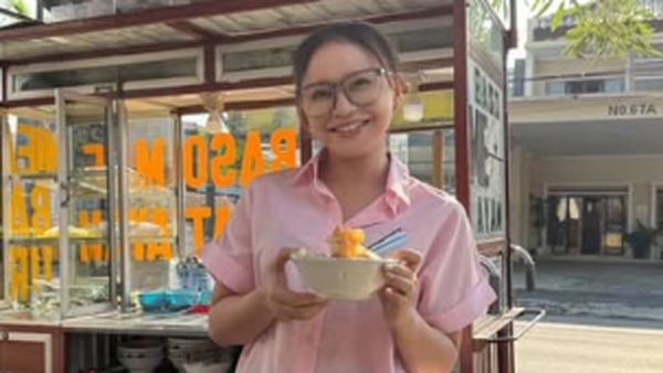Rossa Gemar Jajan Makanan Kaki Lima, Bantu Lariskan Penjual UMKM!