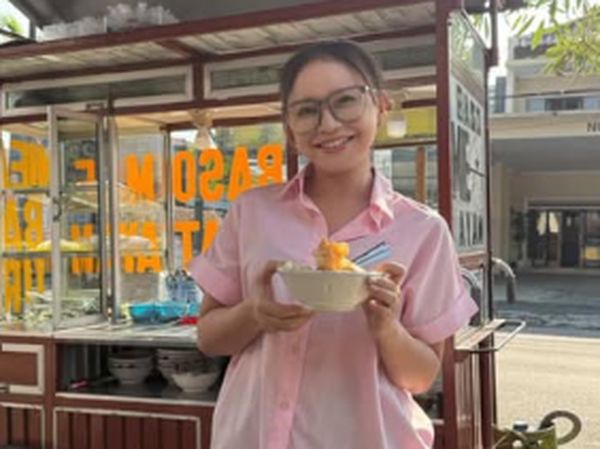 Rossa Gemar Jajan Makanan Kaki Lima, Bantu Lariskan Penjual UMKM!