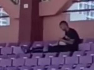 Viral Sejoli Mesum di Tribun Lapangan Thor Surabaya