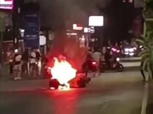 Video: Gangster Serang Warga di Makassar, Motor Pelaku Berujung Dibakar