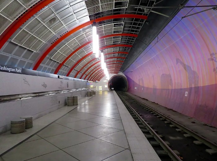Eskalator panjang di stasiun metro terdalam