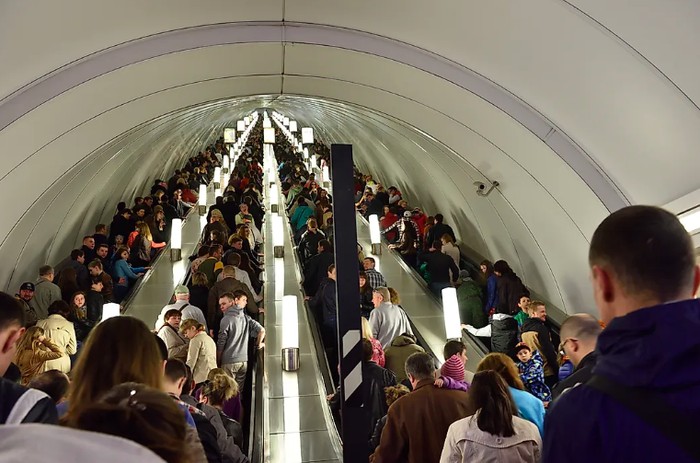 Peron stasiun metro terdalam di dunia