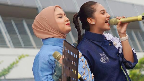 Tiwi dan Tika Pernah Cuek Satu Pesawat, tapi di Panggung Akrab
