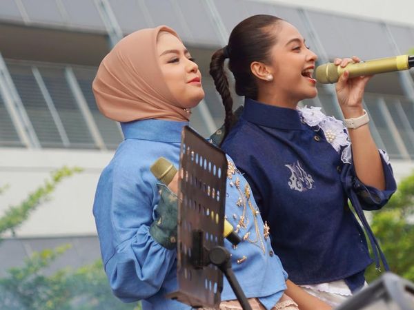 Tiwi dan Tika Pernah Cuek Satu Pesawat, tapi di Panggung Akrab