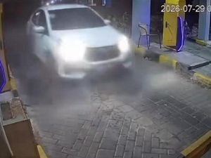 Video: Momen Mobil Kabur Tabrak Palang Parkir Mal di Bandung Usai Kepergok Mesum