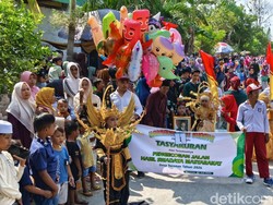 Ribuan Warga Pamekasan Tasyakuran Usai Perbaiki Jalan Kabupaten yang Rusak