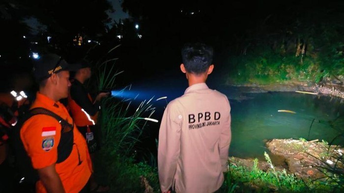 Remaja 14 Tahun Hilang di Sungai Ciliwung Jagakarsa, Tim SAR Kerahkan Perahu Karet