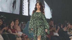 Gaya Mempesona Tiwi T2 Saat Runaway di Festival Mode