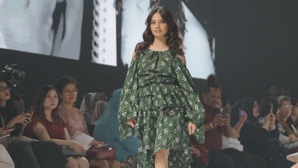Gaya Mempesona Tiwi T2 Saat Runaway di Festival Mode