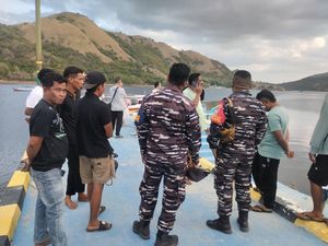 TNI AL Gagalkan Kapal Rombongan Turis Asing Masuk TN Komodo Tanpa Izin