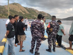 TNI AL Gagalkan Kapal Rombongan Turis Asing Masuk TN Komodo Tanpa Izin